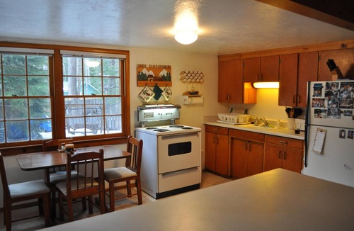 Tahoe Island Cabin | Charming, Cozy Cabin. Close to Beaches, Hiking and Skiing - Sleeps 4