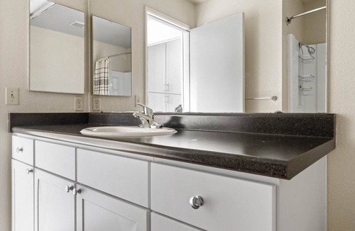 Foster City Apartment | Charming Foster City 2BR w/Gym, 2 Pools & W/D, near VISA, by Blueground