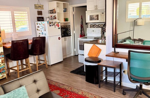 Mid City Cottage | Charming guest house cottage in soothing Los Angeles perfect for your getaway