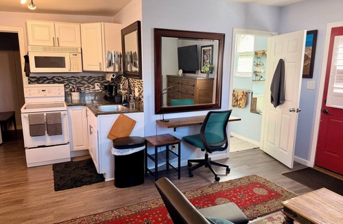 Mid City Cottage | Charming guest house cottage in soothing Los Angeles perfect for your getaway