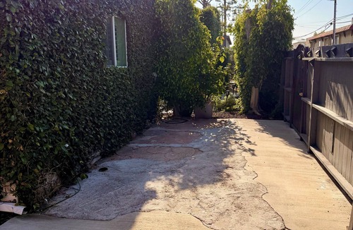 Mid City Cottage | Charming guest house cottage in soothing Los Angeles perfect for your getaway