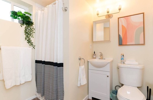 Phinney Ridge Apartment | Charming Guesthouse in Greenwood! Direct line to Downtown Seattle.