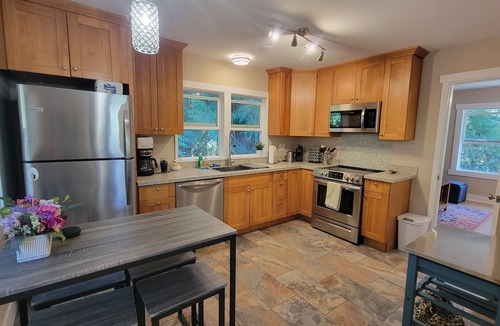 Clear Lake Cottage | Charming Lake Cottage+Private Dock+AC—Bring your paddles floats & fishing rods!