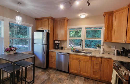 Clear Lake Cottage | Charming Lake Cottage+Private Dock+AC—Bring your paddles floats & fishing rods!