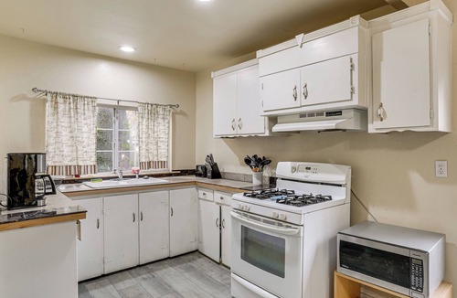 Lakehead-Lakeshore Cabin | Charming Lakehead Cabin: Walk to Shasta Lake!