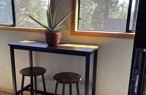 Majestic Pines House | Charming Mammoth Lakes Getaway – Walk to The Village!