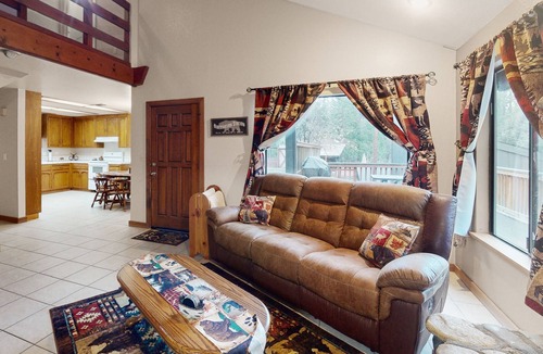 Yosemite Forks Cabin | Charming mountain retreat with wraparound deck, wood stove, & washer/dryer