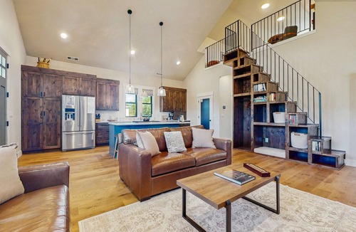 Cle Elum House | Charming new-build mountain retreat with panoramic views, gas fire table, trails