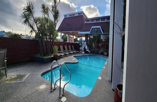 Downtown Hotel | Charming Pet-Friendly Room Near Redwood Forest - Easy Access to Hwy 101