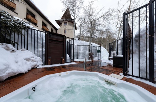 Olympic Valley Hotel | Charming Retreat in Any Season w/Balcony and Kitchen