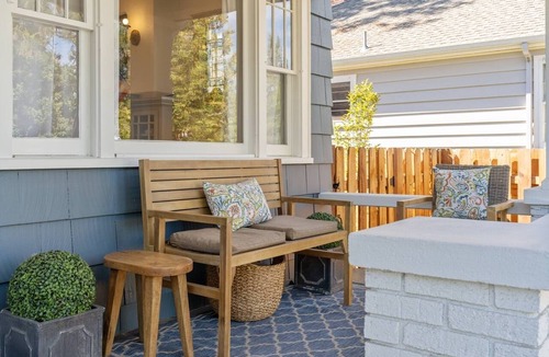 Manito House | Charming South Hill Craftsman Retreat near downtown—4BR, Smart TVs & Courtyard