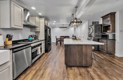 Al Tahoe House | Charming Tahoe Retreat - Hot Tub & Walk to Lake!