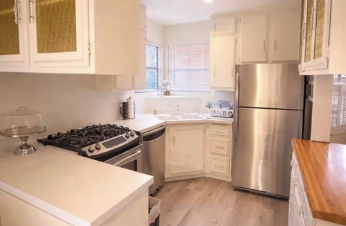 Hawthorne House | Charming two bedroom house near LAX/SOFI/BEACHES