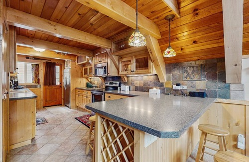 Rancho Bijou House | Charming Updated Rustic Cabin with Gas Fireplace, close to Lake and Ski Resort