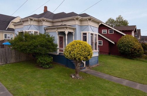 Downtown House | Charming Victorian home. Cal-King & 2 Queens .walk to Old Town and the bay.