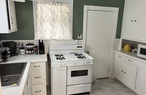 Dunsmuir House | Charming Victorian style, updated 2-bedroom house with AC in charming Dunsmuir
