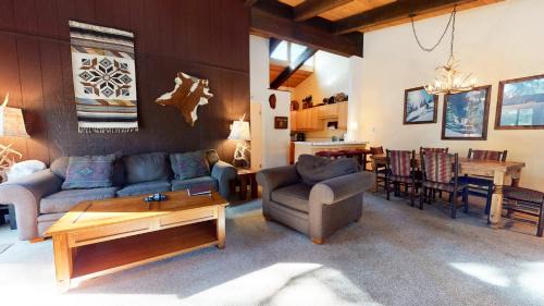 Mammoth Lakes Apartment | Chateau De Montagne #23 Condo