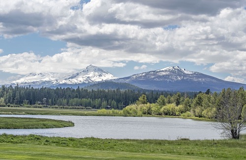 Black Butte Ranch Condo | CHC #67 Walk to Lodge Rec Area, Stunning Lake & Mountain Views!
