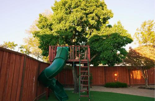 San Tomas Villa | Cheerful 3BR Bar, Jacuzzi & Kids Treehouse