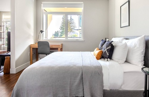 Shoreline West Apartment | Cheery Mountain View 1BR w/ Pool, Spa, Roofdeck, by Blueground