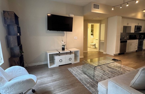 Mid-Wilshire Apartment | Chic 2BD/2BA Apartment Near The Grove with Parking