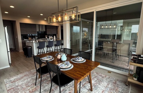 Monroe House | CHIC, MODERN ROOM W/DUAL SINK BATHROOM IN CLEAN, MODERN VIEW HOME & CATS!