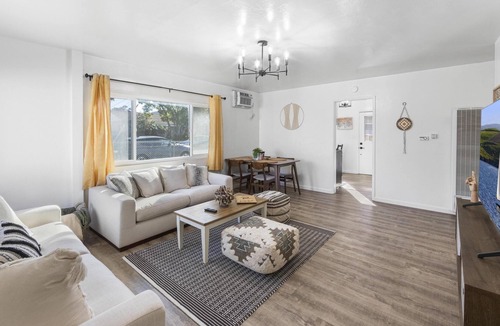 Lincoln Acres House | Chula Chateau | Quaint 2/1, Short Drive to Anywhere in SDC!