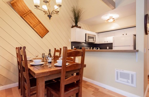 Majestic Pines House | Classic and Cozy Mammoth Condo with Wifi and hot tub access