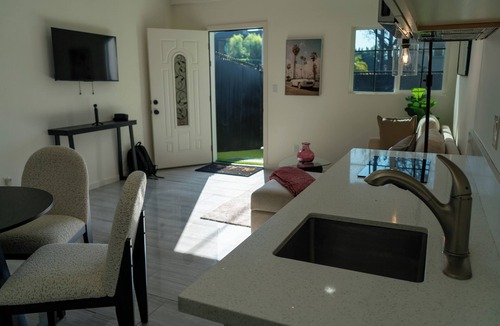 The Flats Cottage | Classic Beverly Hills Guest House in the Flats – Long-Term Rental