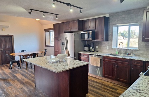 Cle Elum Other | Cle Elum Flower Farm! Updated, Spacious Farmhouse, with AC and WIFI