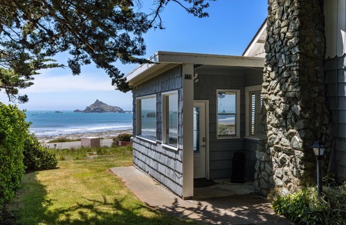 Crescent City North Cottage | Coastal Cove Beach Bungalow! Beach Walks, Whale Watching, Agatha Hunting & More!