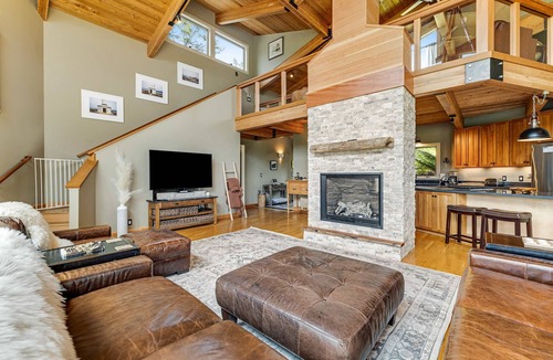 Sea Ranch House | Coastal Sea Ranch retreat with hot tub & fireplace