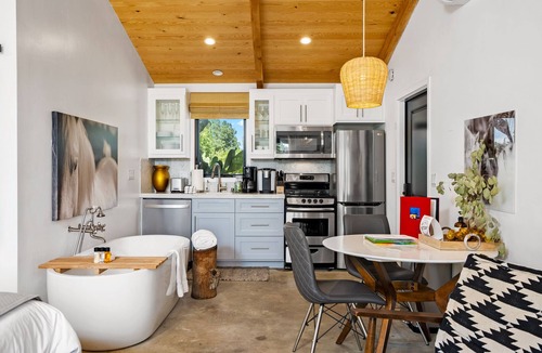 Paso Robles House | Cocavin Carriage House-Gorgeous Getaway for Two