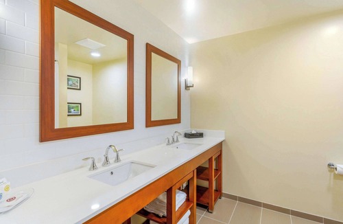 Burlington Hotel | Comfort Suites Burlington near I-5