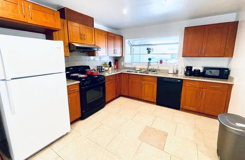 South Sundale House | Comfortable 3Br home in Fremont with AC/Free Parking