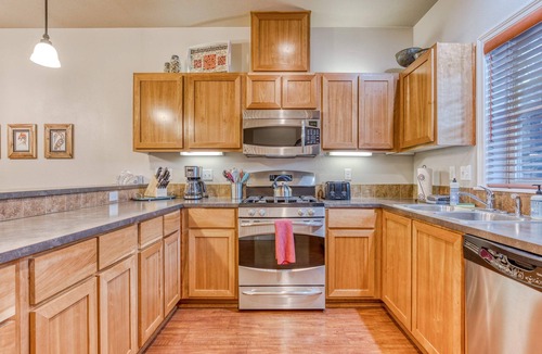 Government Camp Condo | Comfortable condo with fireplace, heated pool, hot tub, balcony & full kitchen