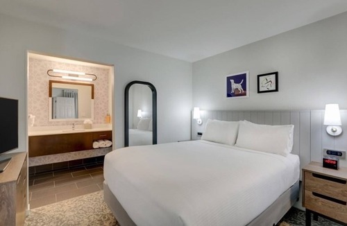 Sunnyvale Hotel | Comfortable Queen Suite with Roll-In Shower, Close to Sunnyvale Attractions!