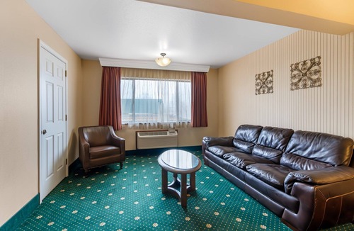Medford Apartment | Comfy Hotel Stay w/Work Desk & Breakfast | Nr MFR