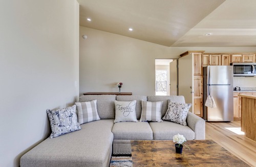 Yosemite Forks House | Comfy Oakhurst Duplex Near Hiking & Sightseeing!