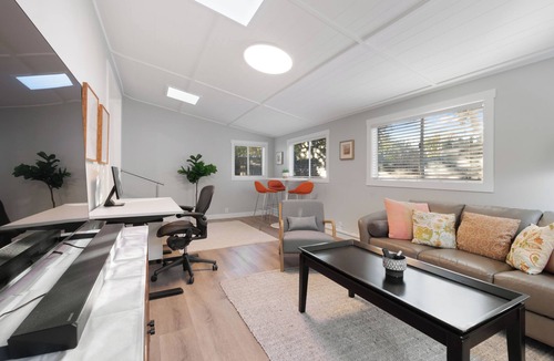 Redwood City House | Contemporary 2-bedroom house with large backyard in tranquil Redwood City