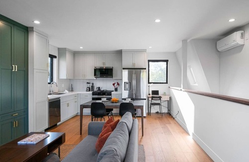 Mar Vista Apartment | Contemporary bi-level unit w/private roof deck