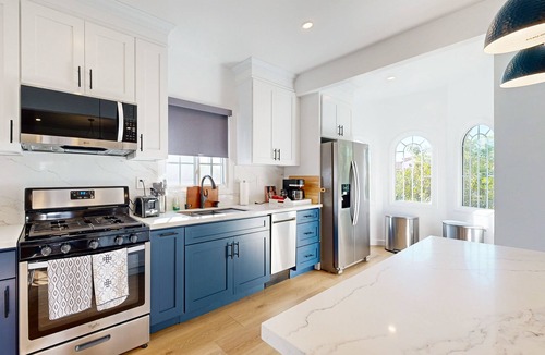 Park Mesa Heights House | Contemporary home in Hyde Park w/pvt bbq, beautiful yard - close to SoFi Stadium
