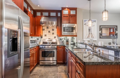 Mammoth Lakes House | Contemporary Ski Townhome! Private Hot Tub! Close to Eagle Lodge!