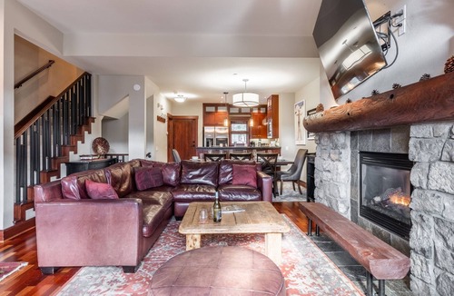 Mammoth Lakes House | Contemporary Ski Townhome! Private Hot Tub! Close to Eagle Lodge!