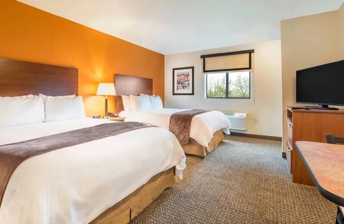 Buena Hotel | Convenient Pet-Friendly Room w/Kitchenette for Yakima Travelers