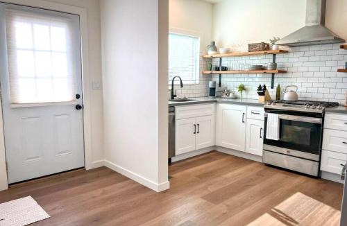 San Anselmo Apartment | Cool and Classy Steps to Downtown