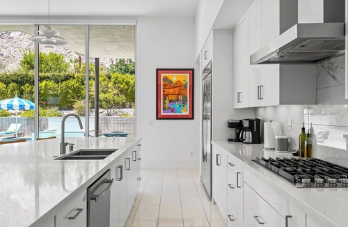 Historic Tennis Club House | Cosmopolitan - Walk to Palm Canyon!