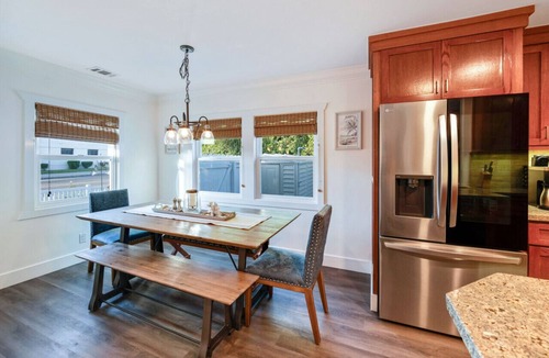 Huntington Beach House | Cottage on 14th - 7 Blocks To Beach, XBOX, Bikes, Pets