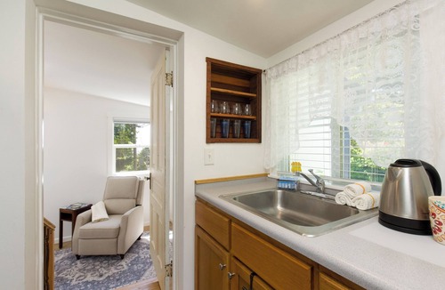 Arcata House | Cottagecore charm beside the redwoods—steps to trails, minutes to beaches and downtown Arcata.