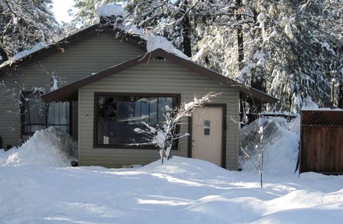 Gold Run Cabin | Country Cabin with Spa Hot Tub and Private Deck near Rollins Lake in California
